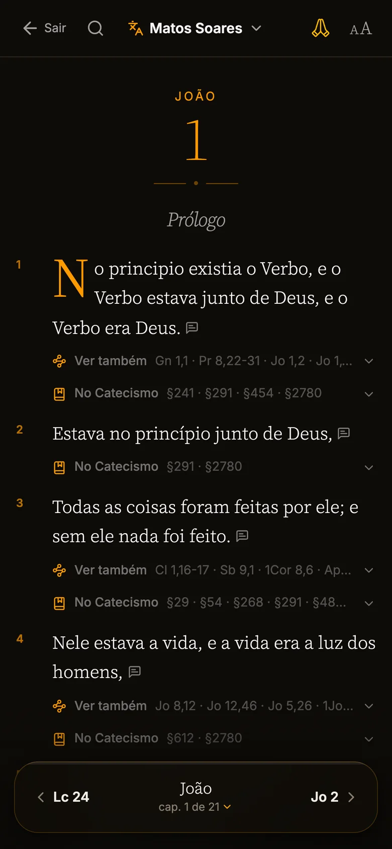Leitor da Bíblia aberto em João 1, com as remissões e as referências do Catecismo em cada versículo.